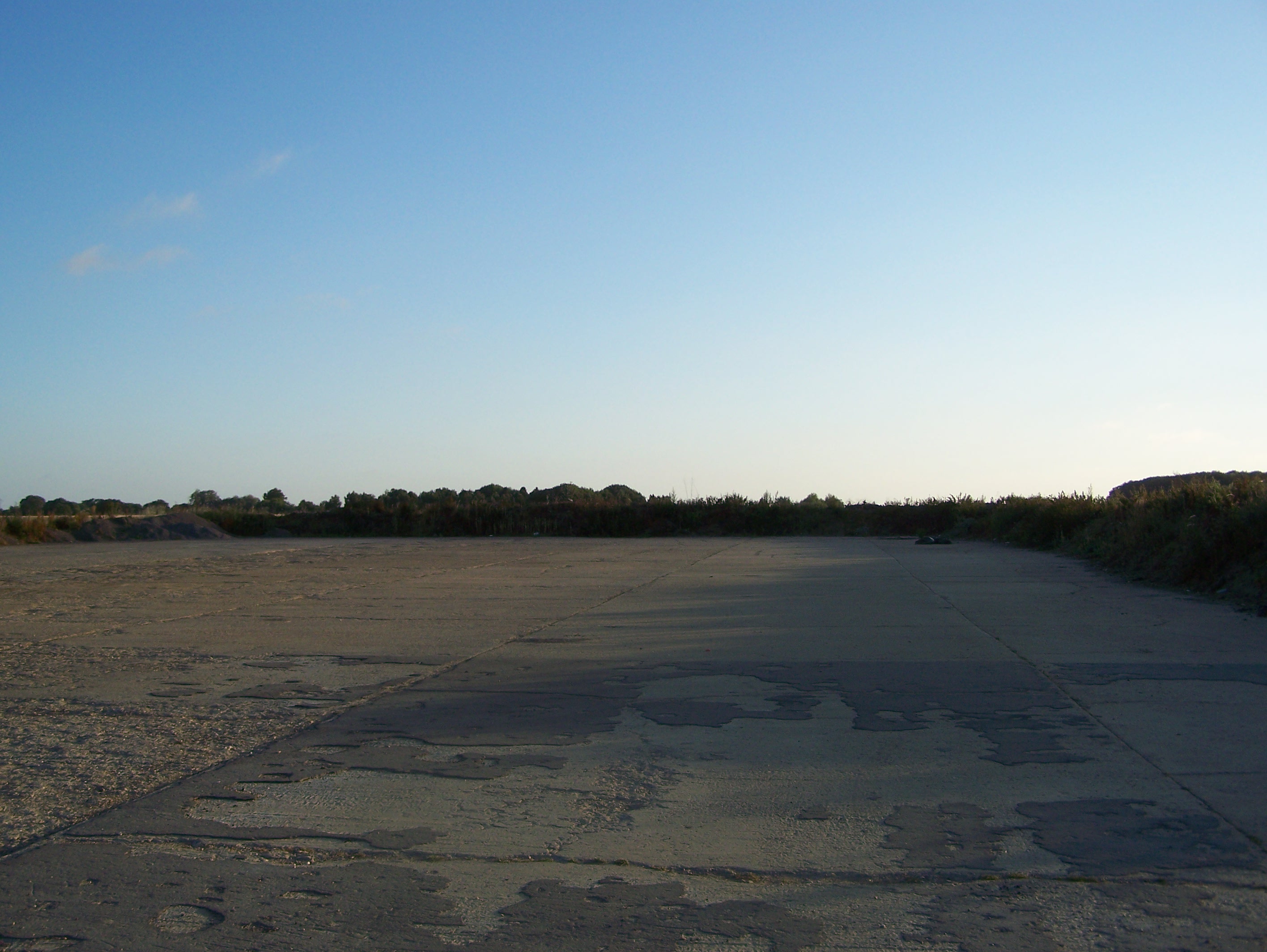 011North-east end of main 07:25 runway, measuring 2,000 yards, but now blocked off 15:07:2006.JPG