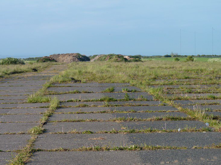008Main runway.jpg