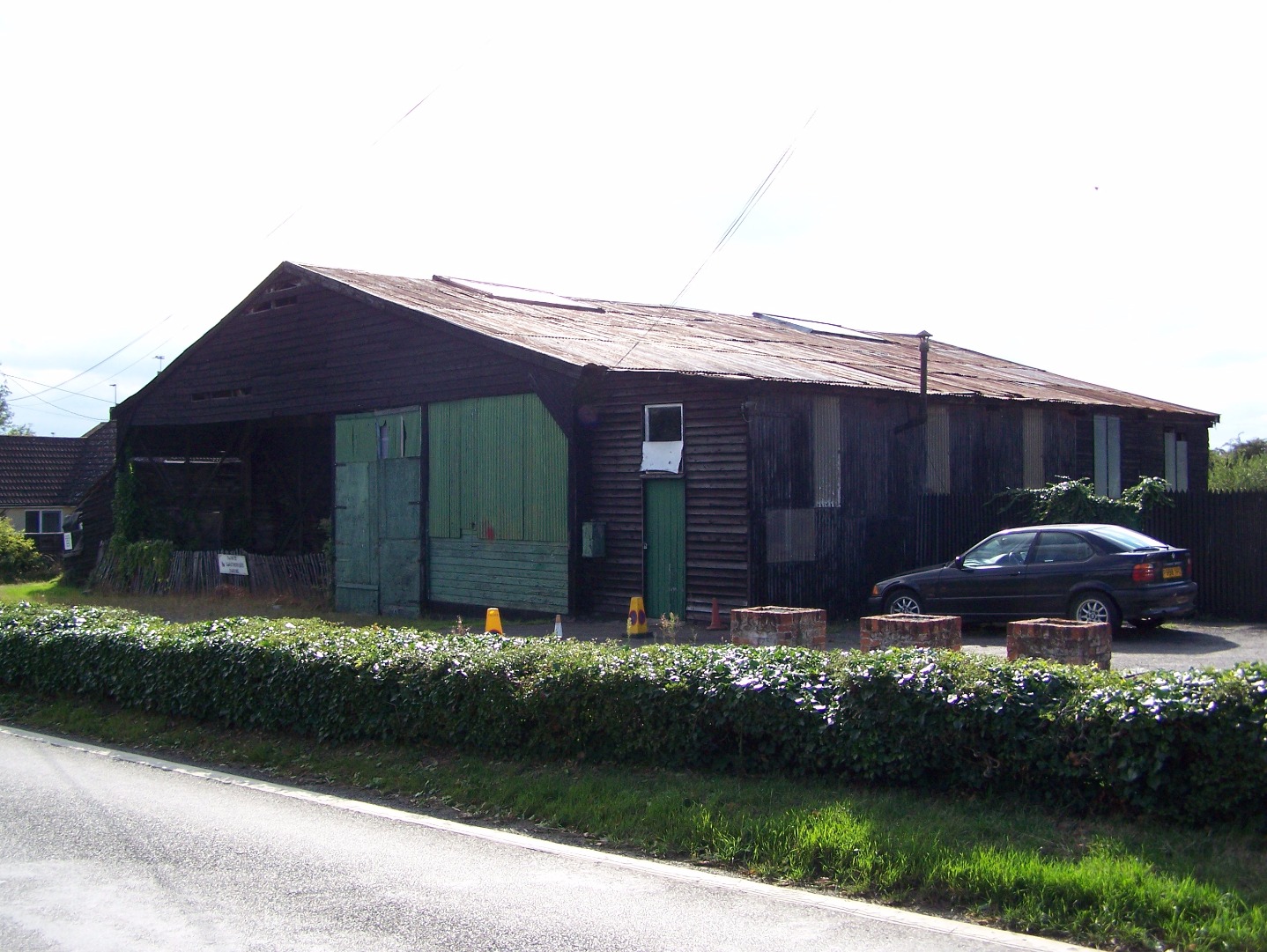 001Original North Weald First World War hangar at Morton, 20:08:2006. Has now been dismantled.JPG