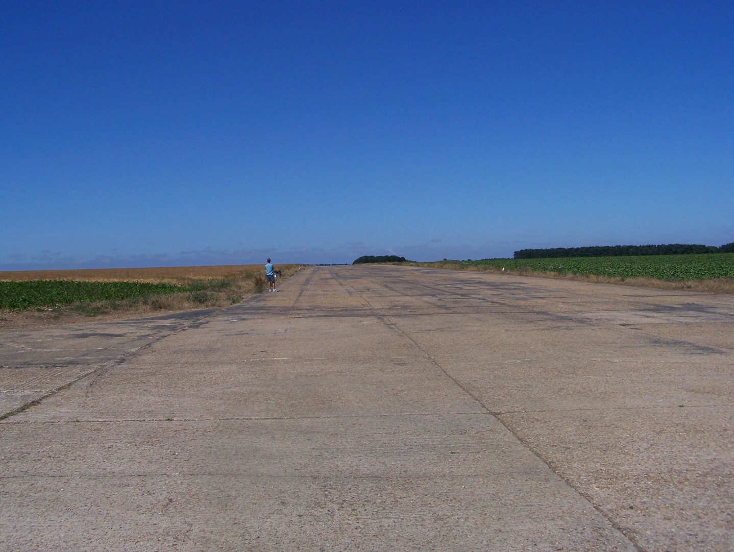003South-west end of 04:22 runway, measuring 1,400 yards, and still partly active 15:07:2006.JPG