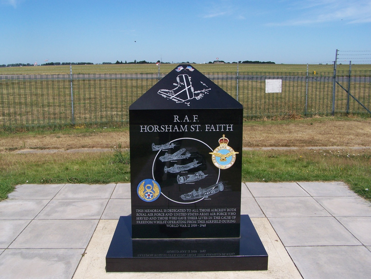 004RAF:USAAF unit memorial alongside airport terminal 16:07:2006.JPG