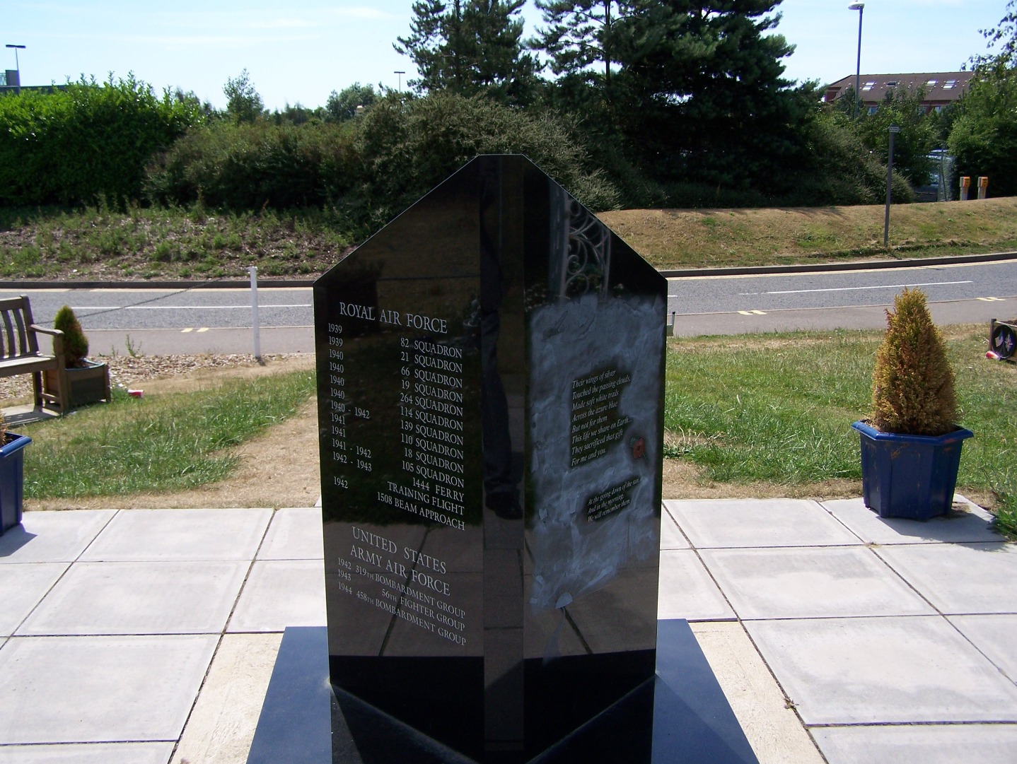 005Rear of unit memorial (16:07:2006).JPG