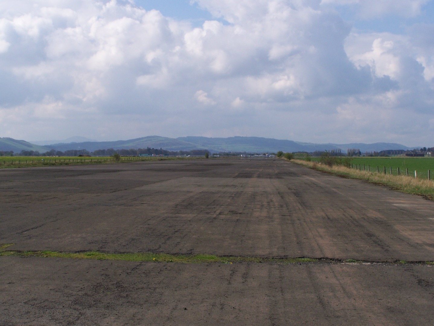 Northern end of extremely well preserved 05:23 runway, looking south-west (29:05:2008).JPG