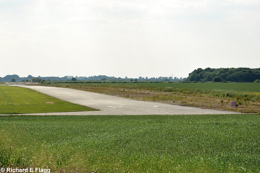 007Runway 10:28 (now 09:27). Looking west from the runway 28 threshold - 25 June 2010.png