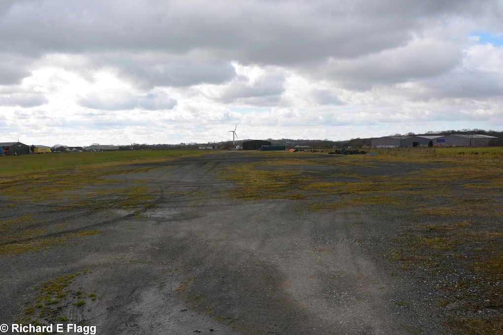 009Runway 09:27. Looking west from the runway 18:36 intersection - 7 March 2016.png