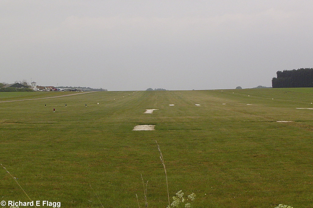 002Runway 09:27. Looking east from the runway 09 threshold - 6 May 2007.png