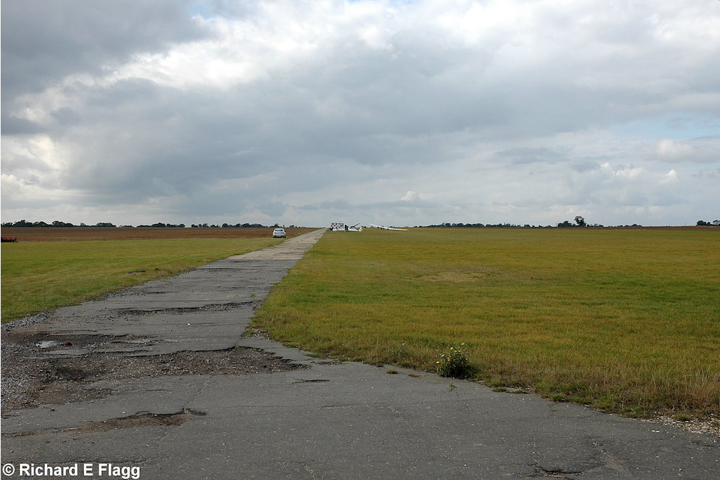 001Runway 09:27. Looking west from the runway 27 threshold - 29 September 2007.png