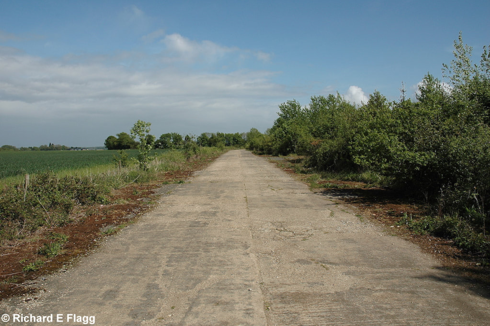009Taxiway at the north of the airfield. Looking east - 16 May 2009.png