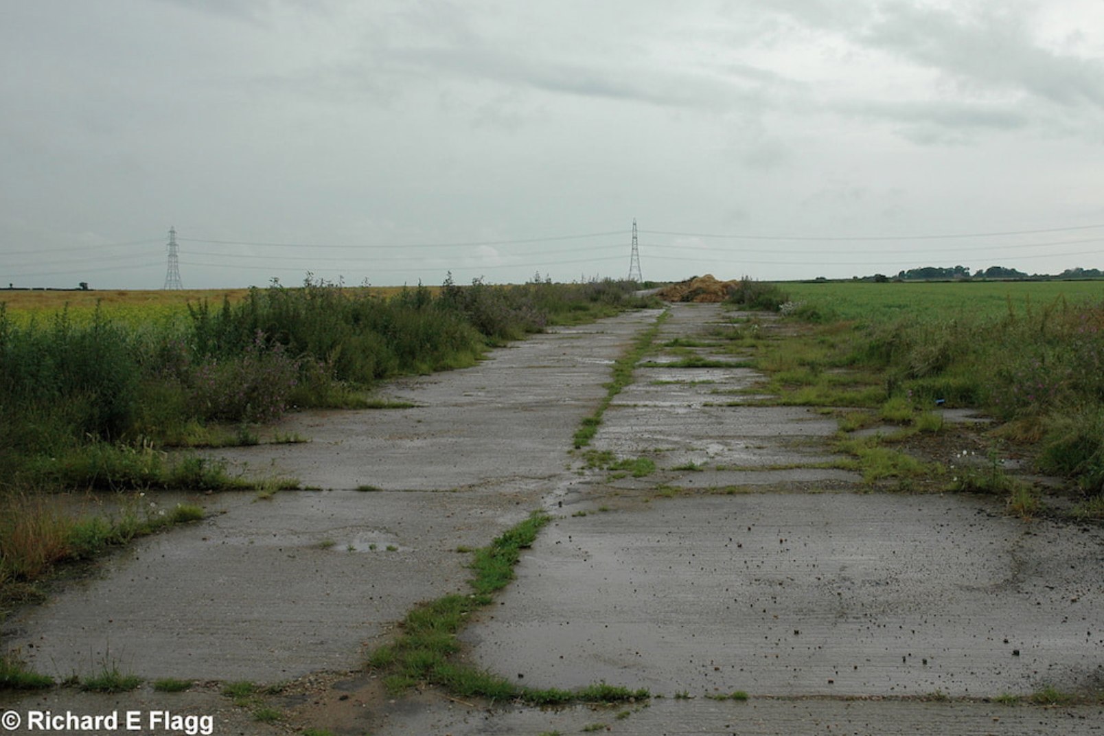 003Taxiway at the south of the airfield. Looking south west from Heath Lane - 30 June 2007.png