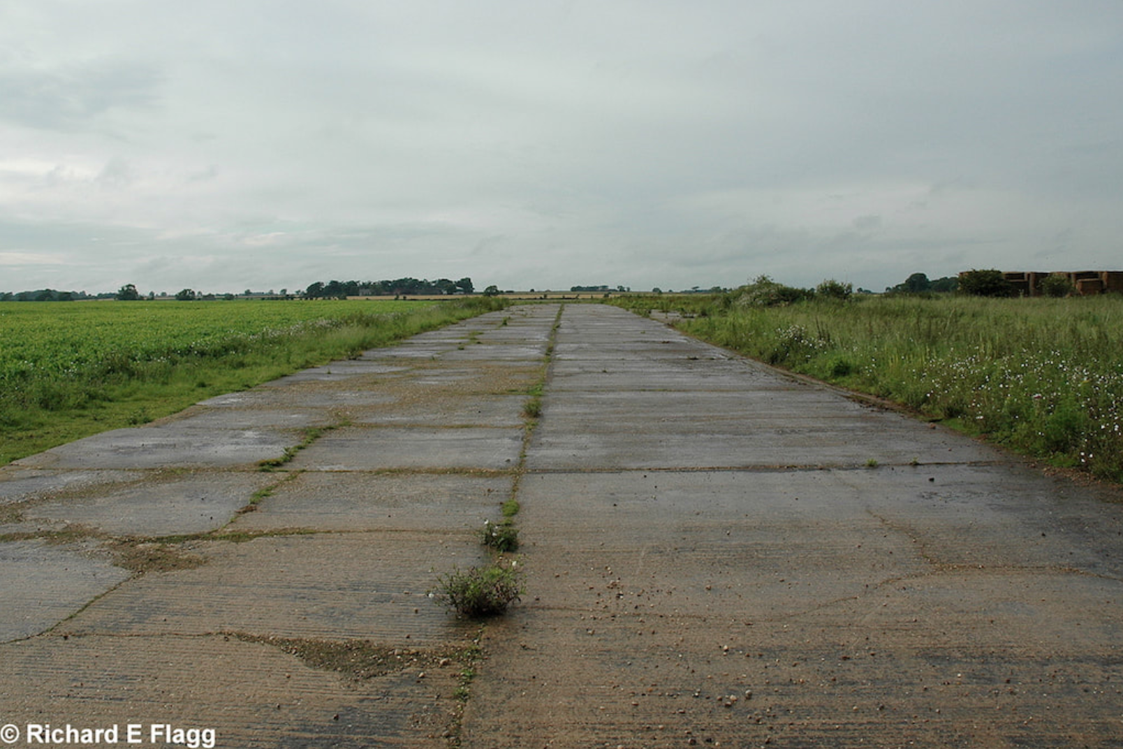 004Taxiway at the east of the airfield. Looking north from near the control tower - 30 June 2007.png