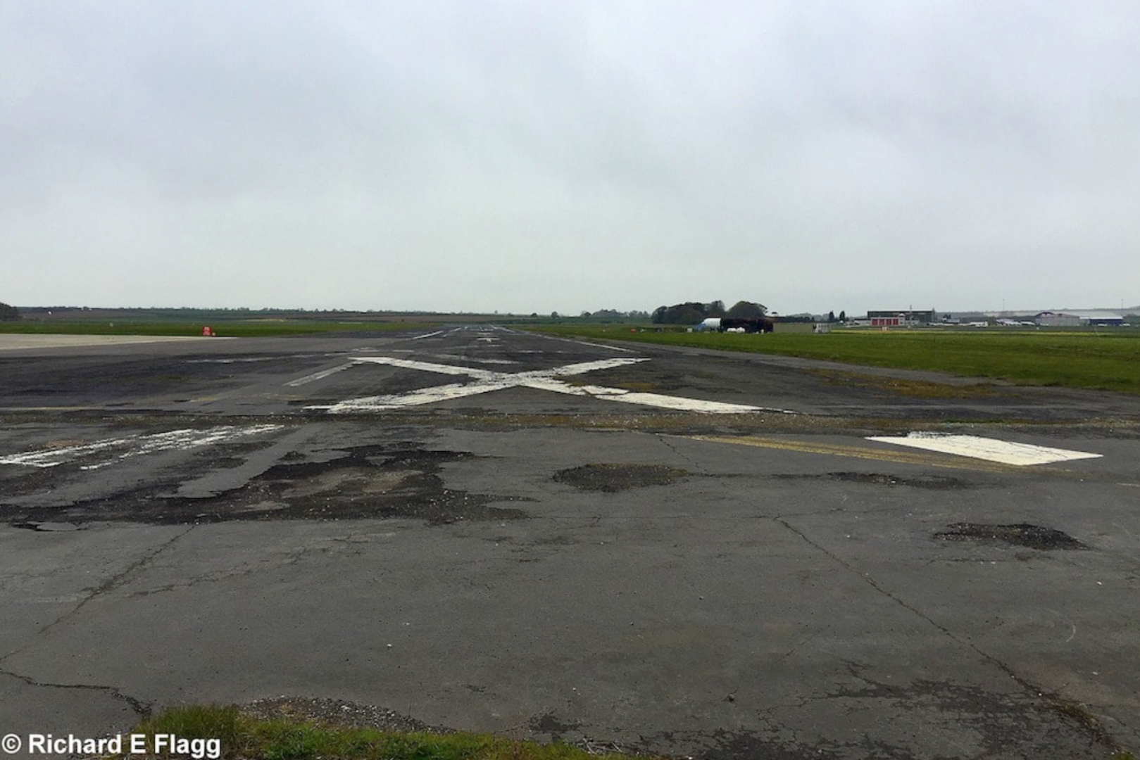 007Runway 08:26. Looking west from near the runway 26 threshold - 28 April 2016.png