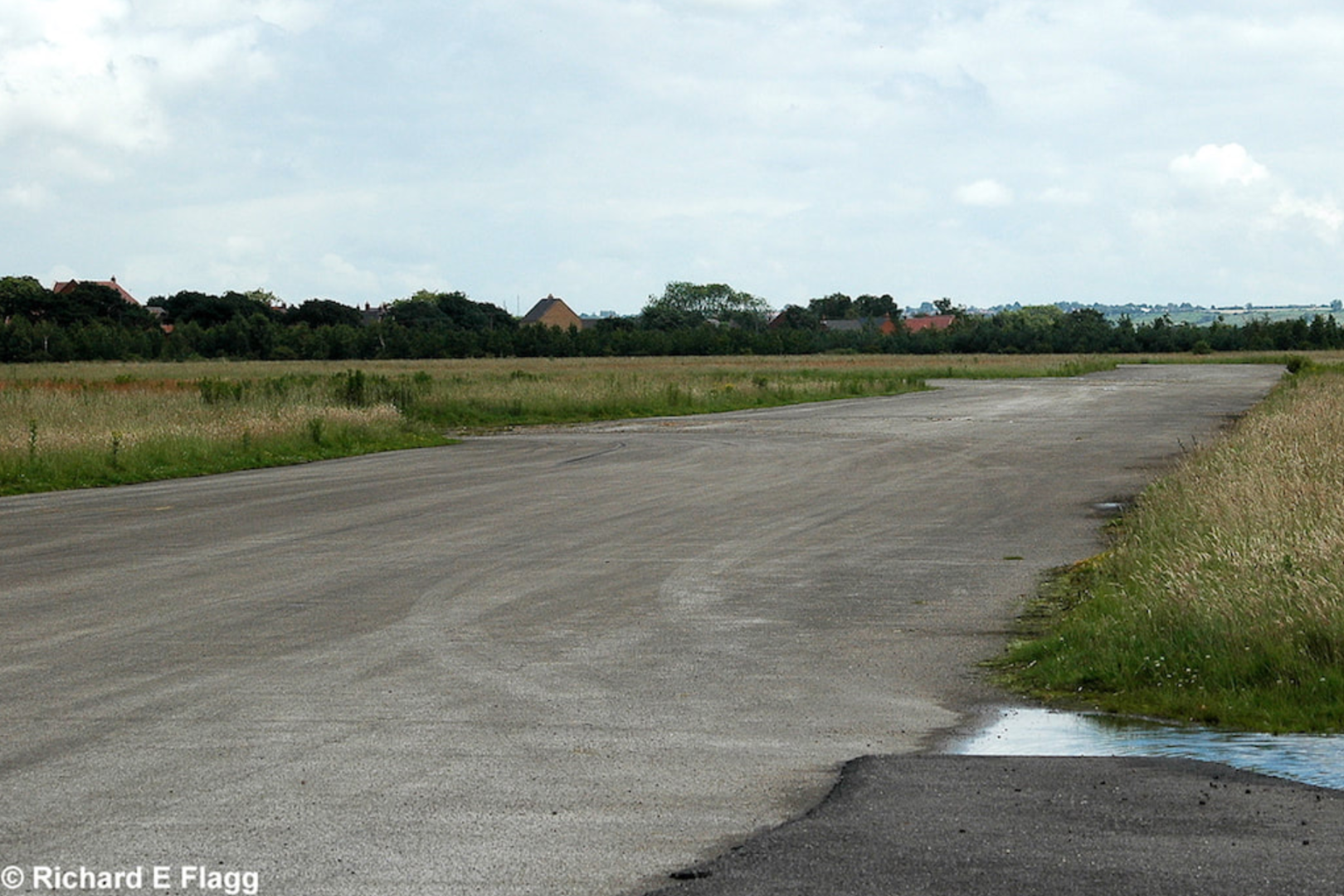 007Taxiway at the south of the airfield. Looking east - 1 July 2007.png