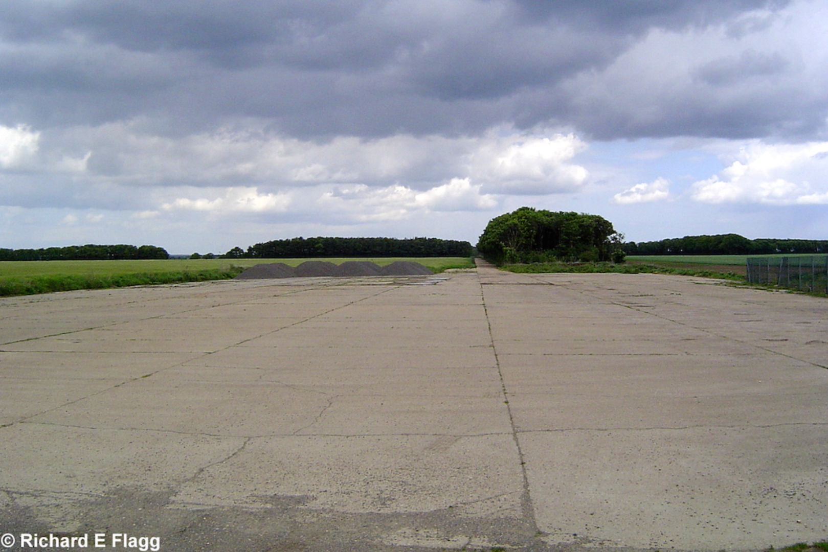 001Looking north from Muck Lane that crosses the airfield - 23 May 2006.png
